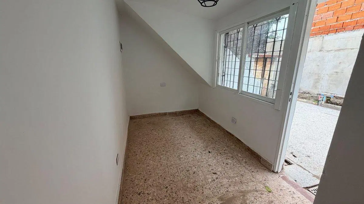 SE ALQUILA PH 2 AMB CON PATIO- A ESTRENAR-CASEROS 2