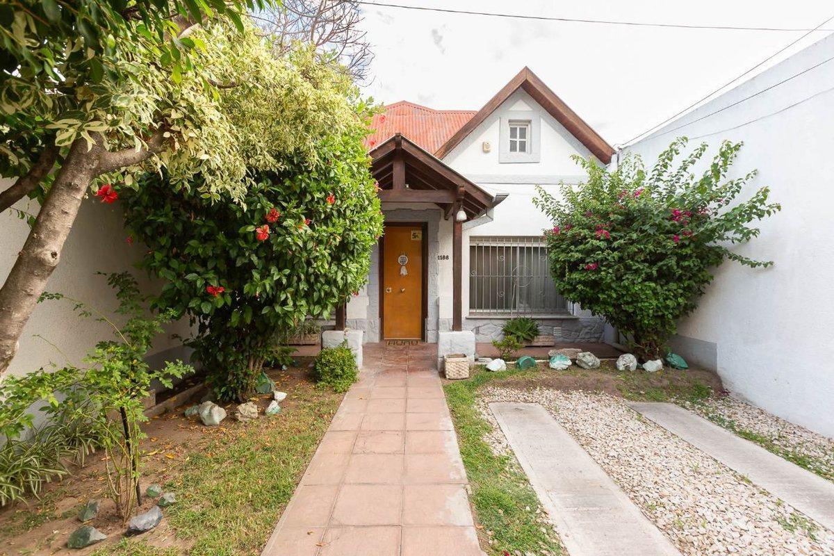 VENTA DE CASA EN HURLINGHAM CON PILETA Y GARAGE