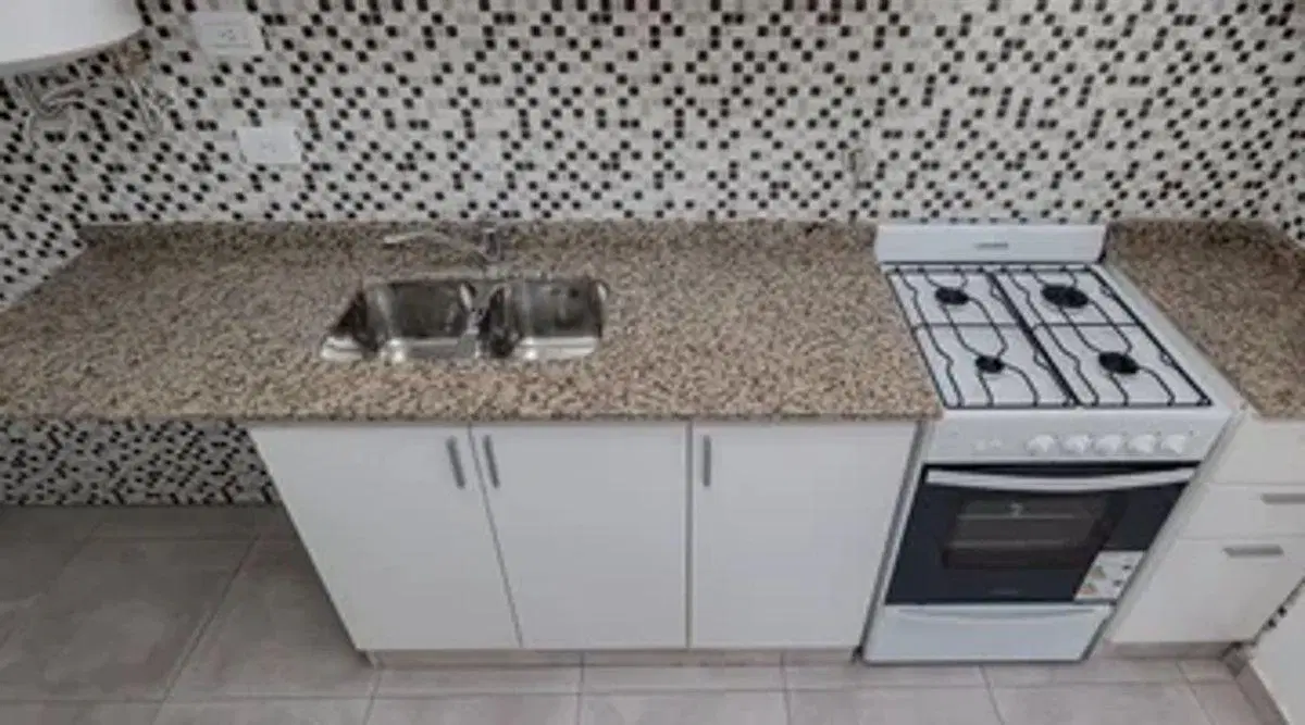 VENTA DE AMPLIO DEPARTAMENTO MONOAMBIENTE CASEROS 5