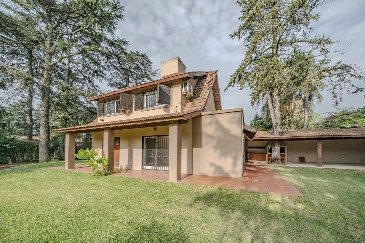 VENTA CHALET 5 AMBIENTES CON PILETA Y QUINCHO 2