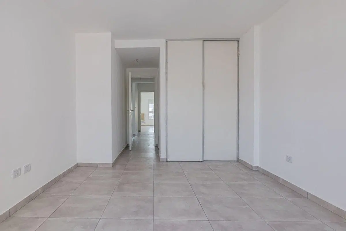 VENTA DE AMPLIO DEPARTAMENTO 3 AMBIENTES CASEROS 4