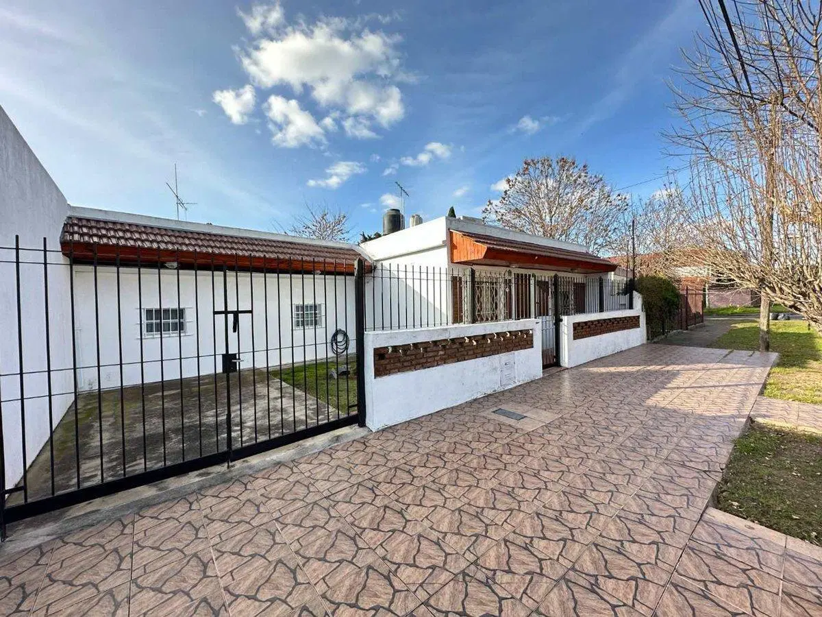 VENTA CASA 3 AMBIENTES CON COCHERA - CASTELAR 4