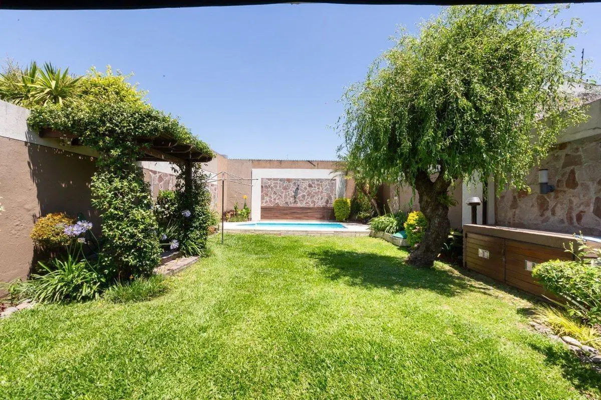 VENTA CASA 5 AMB C/PARQUE/PILETA/COCHERA-PERMUTA 4