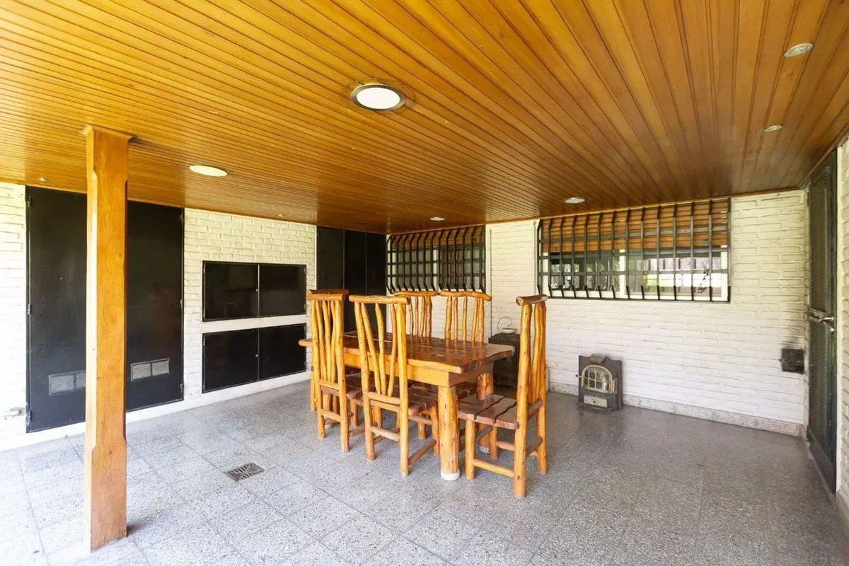 VENTA CASA 5 AMB C/PARQUE/PILETA/COCHERA-PERMUTA 3
