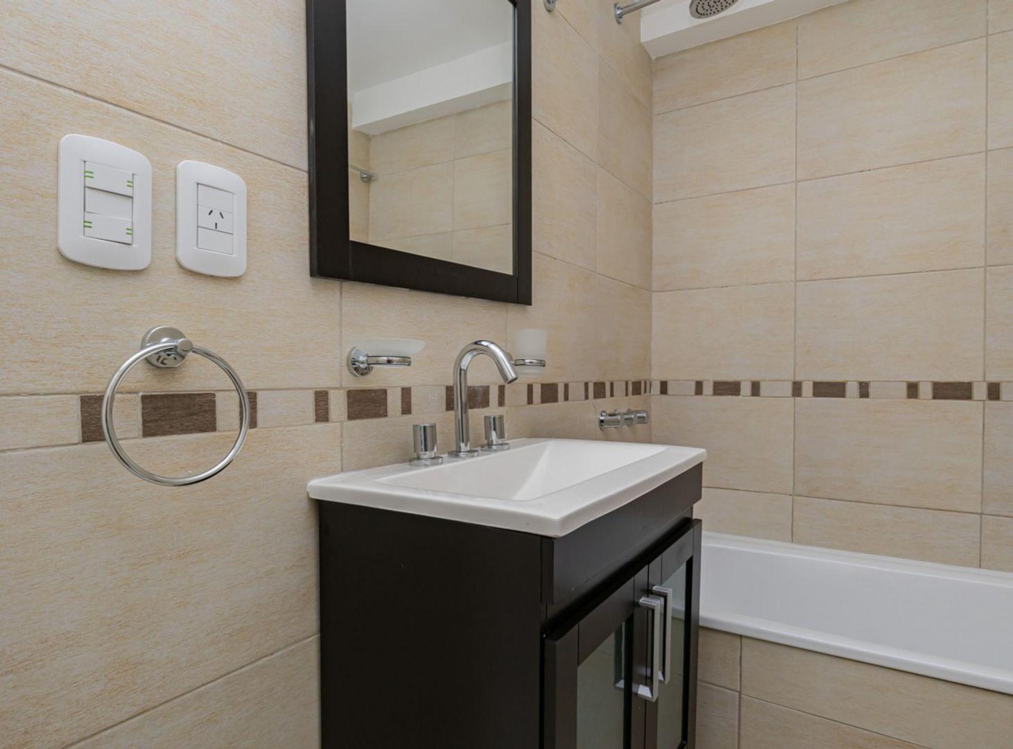 VENTA DE DEPARTAMENTO 3 AMBIENTES AL FRENTE MORON
