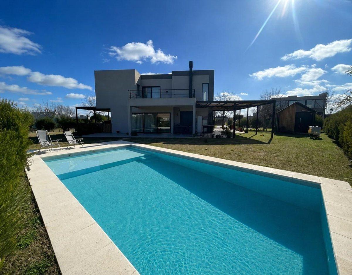 Venta Casa 5 amb.c/piscina San Sebastián( permuta)