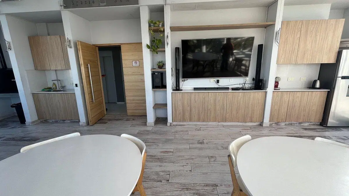 VENTA DEPTO 2 AMB + DEPENDENCIA PERMUTA CASEROS 4