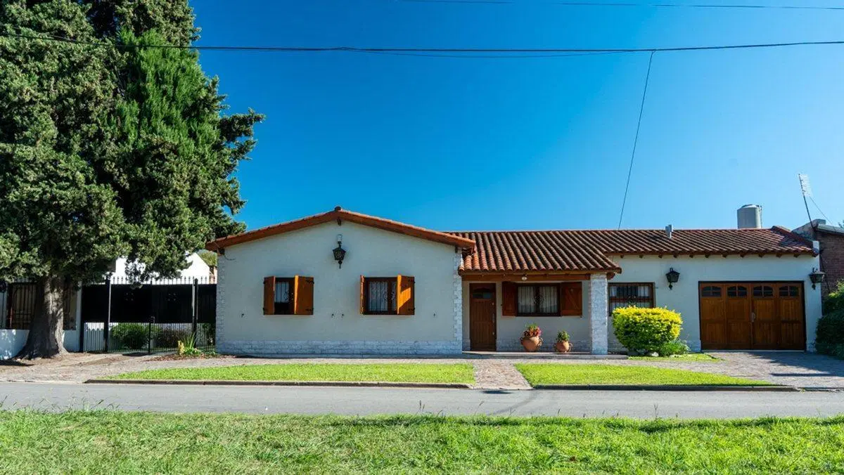 VENTA CASA 4 AMB. PILETA COCH./PARRILA APTA CRED. 5