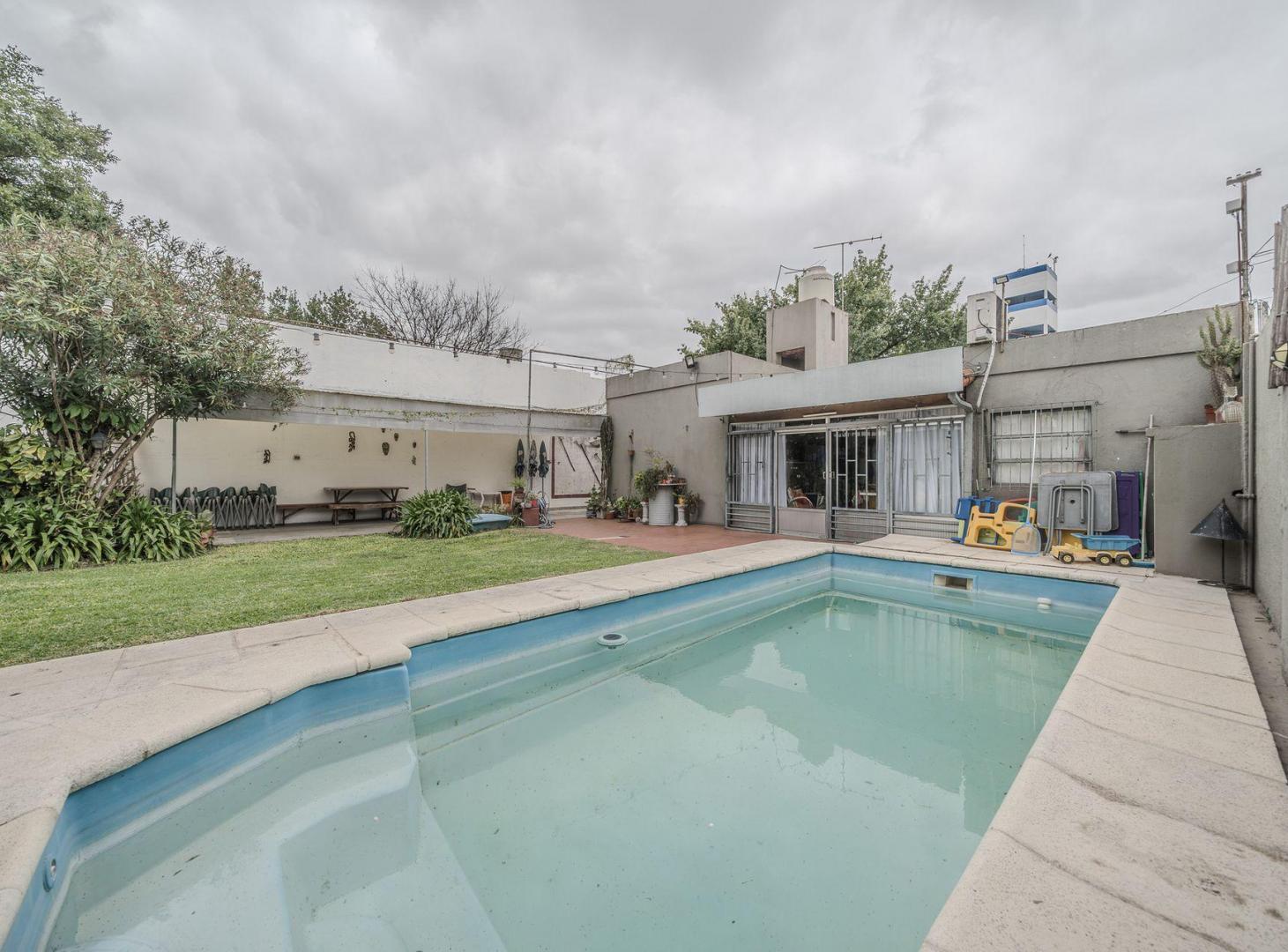 VENTA CASA VILLA BALLESTER SOBRE LOTE 590M2 PILETA