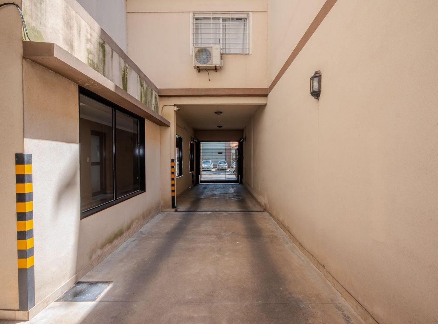 Foto de VENTA DEPTO 2 AMB C/COCHERA Y BALCON-CASEROS, imagen 2