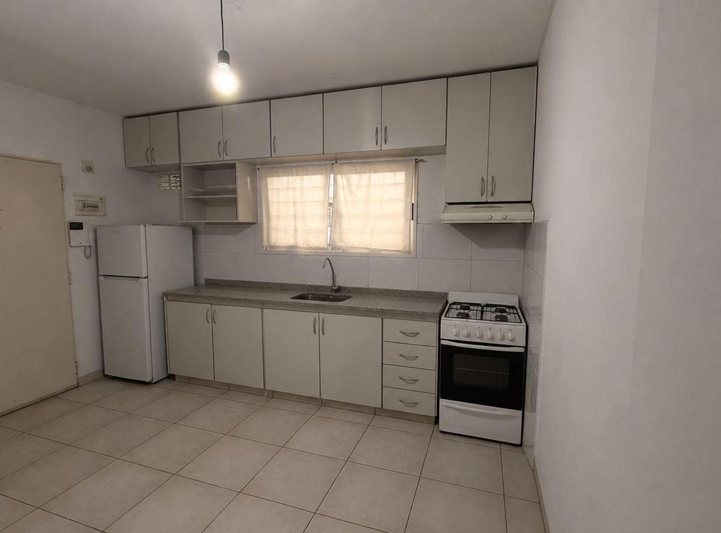 Foto de VENTA DEPTO 2 AMB C/COCHERA Y BALCON-CASEROS, imagen 3
