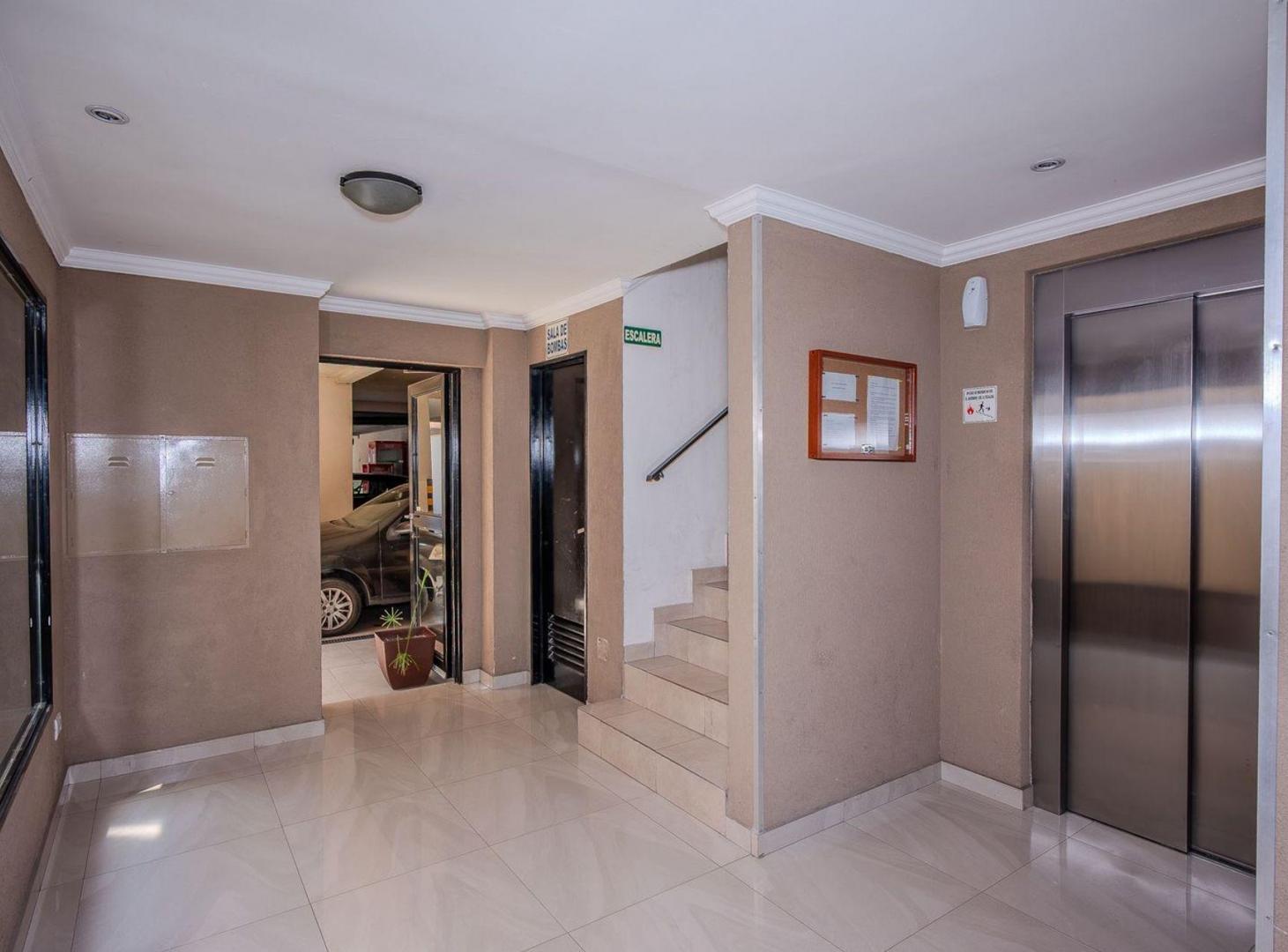Foto de VENTA DEPTO 2 AMB C/COCHERA Y BALCON-CASEROS, imagen 4