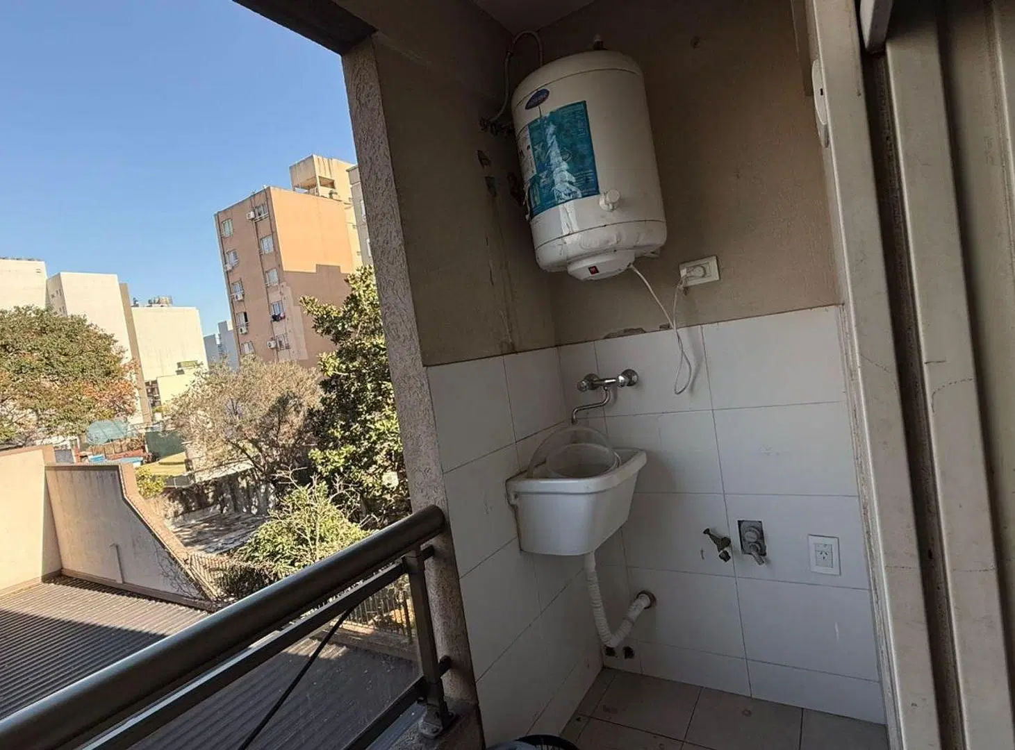 VENTA DEPTO 2 AMB C/COCHERA Y BALCON-CASEROS 5