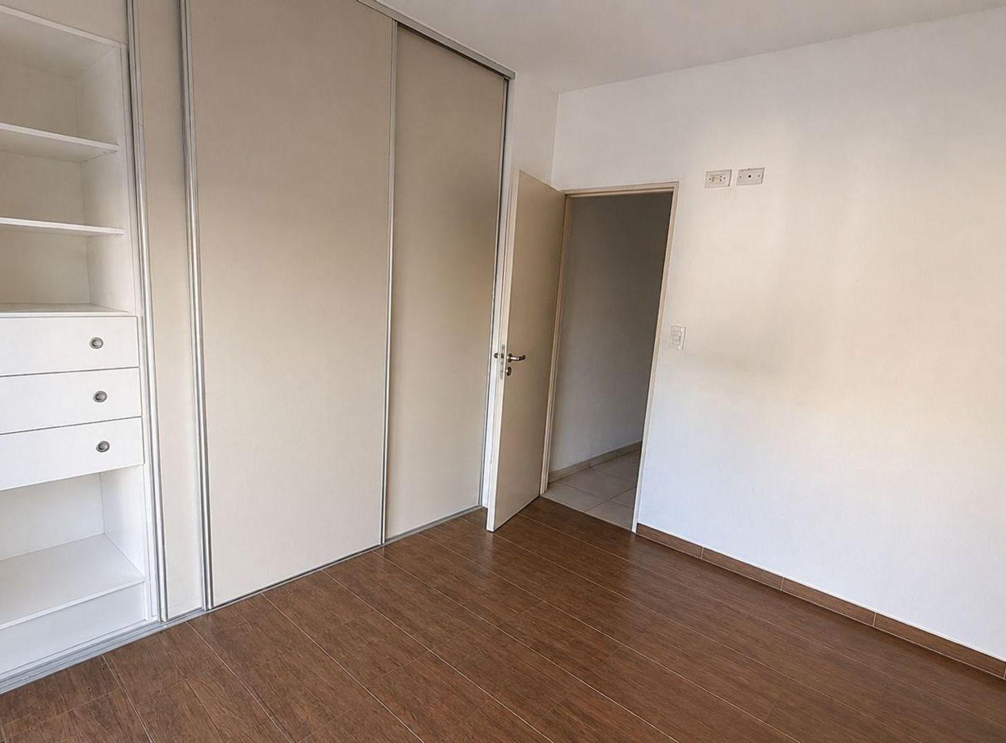 Foto de VENTA DEPTO 2 AMB C/COCHERA Y BALCON-CASEROS, imagen 1