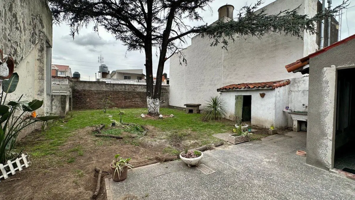 CASA  4 AMBIENTES Y LOCAL-VILLA LUZURIAGA-PERMUTA 3