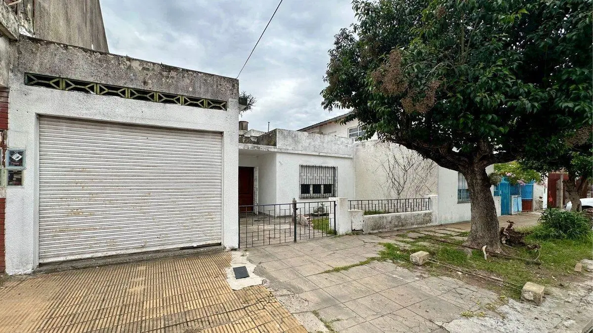 CASA  4 AMBIENTES Y LOCAL-VILLA LUZURIAGA-PERMUTA 5