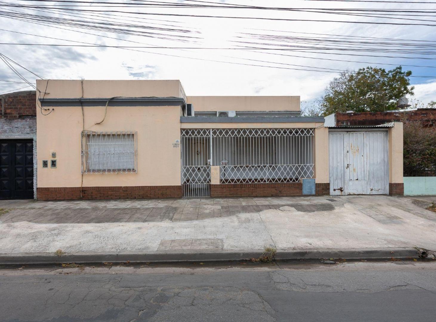 Casa a refaccionar + Depto de 2 amb en Hurlingham