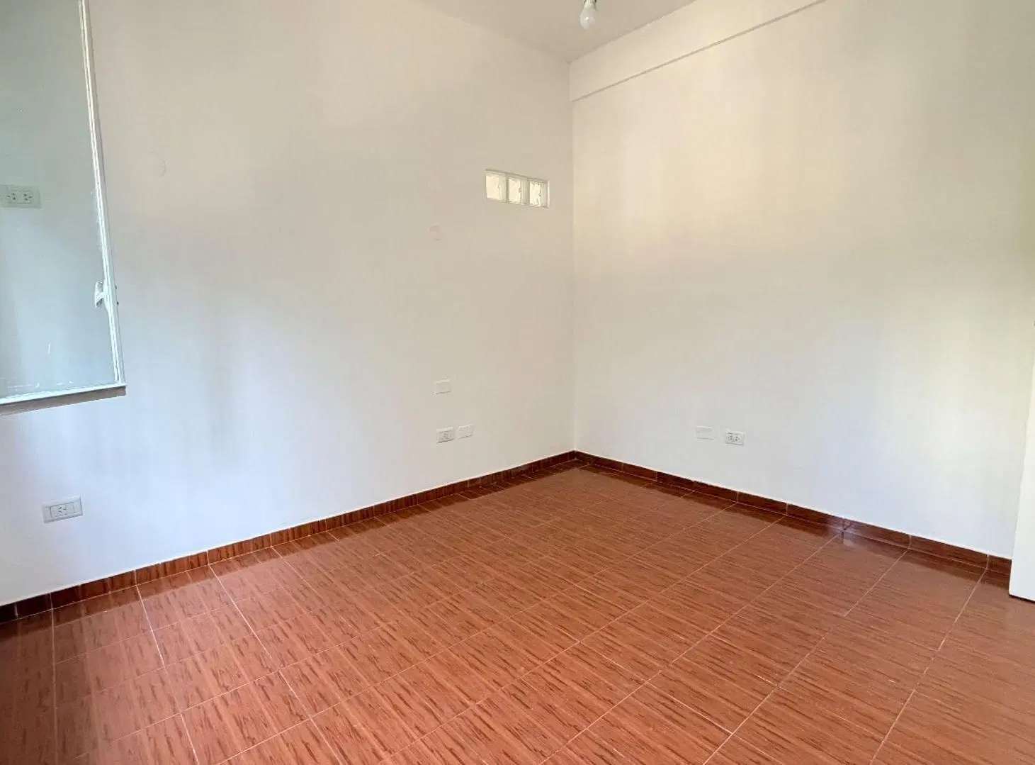 SE ALQUILA DPTO 3 AMB C/ PATIO Y BALCON/ CASEROS 2