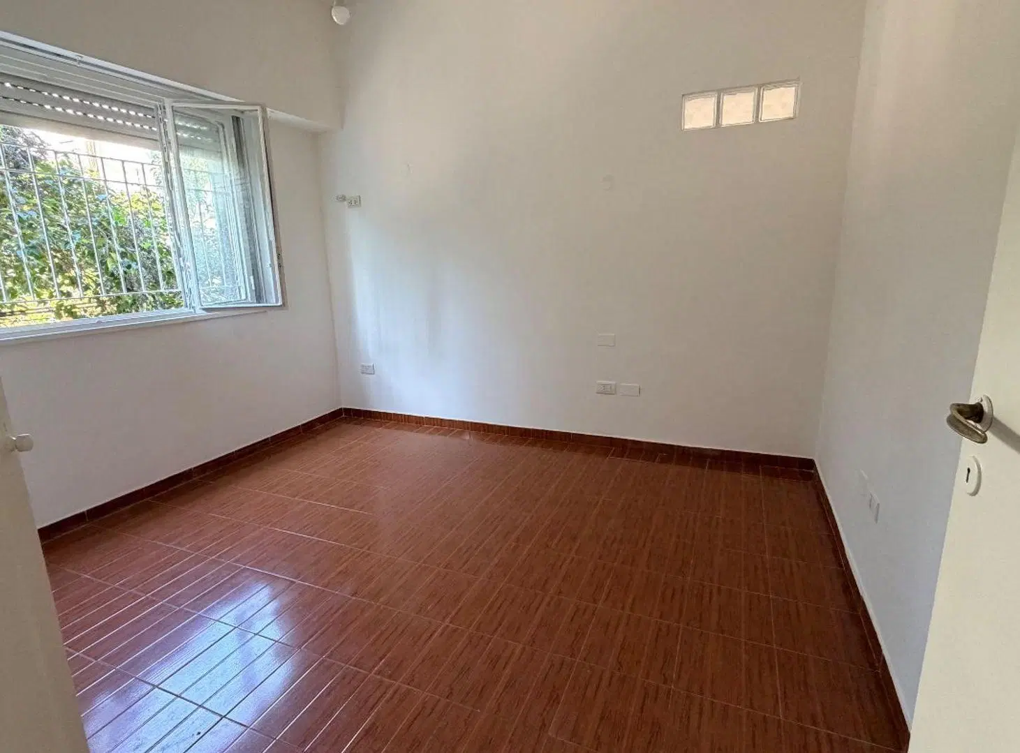 SE ALQUILA DPTO 3 AMB C/ PATIO Y BALCON/ CASEROS 4