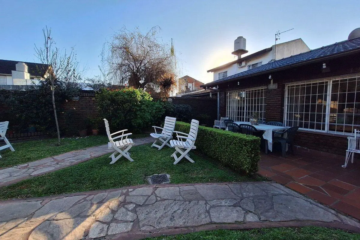 Venta CASA 4 amb QUINCHO COCHERA Hurlingham PERMUT 5