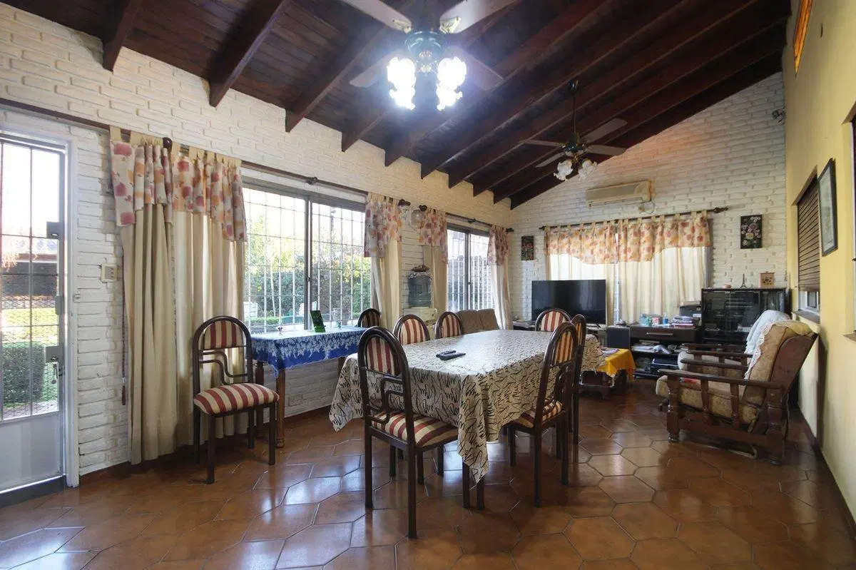 Venta CASA 4 amb QUINCHO COCHERA Hurlingham PERMUT 4