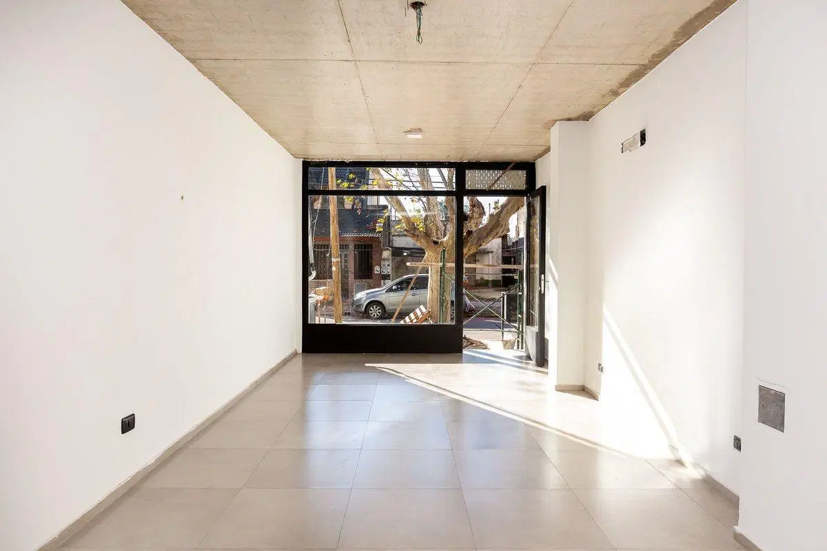 VENTA LOCAL A ESTRENAR EN CASEROS CENTRO FINANCIA 2