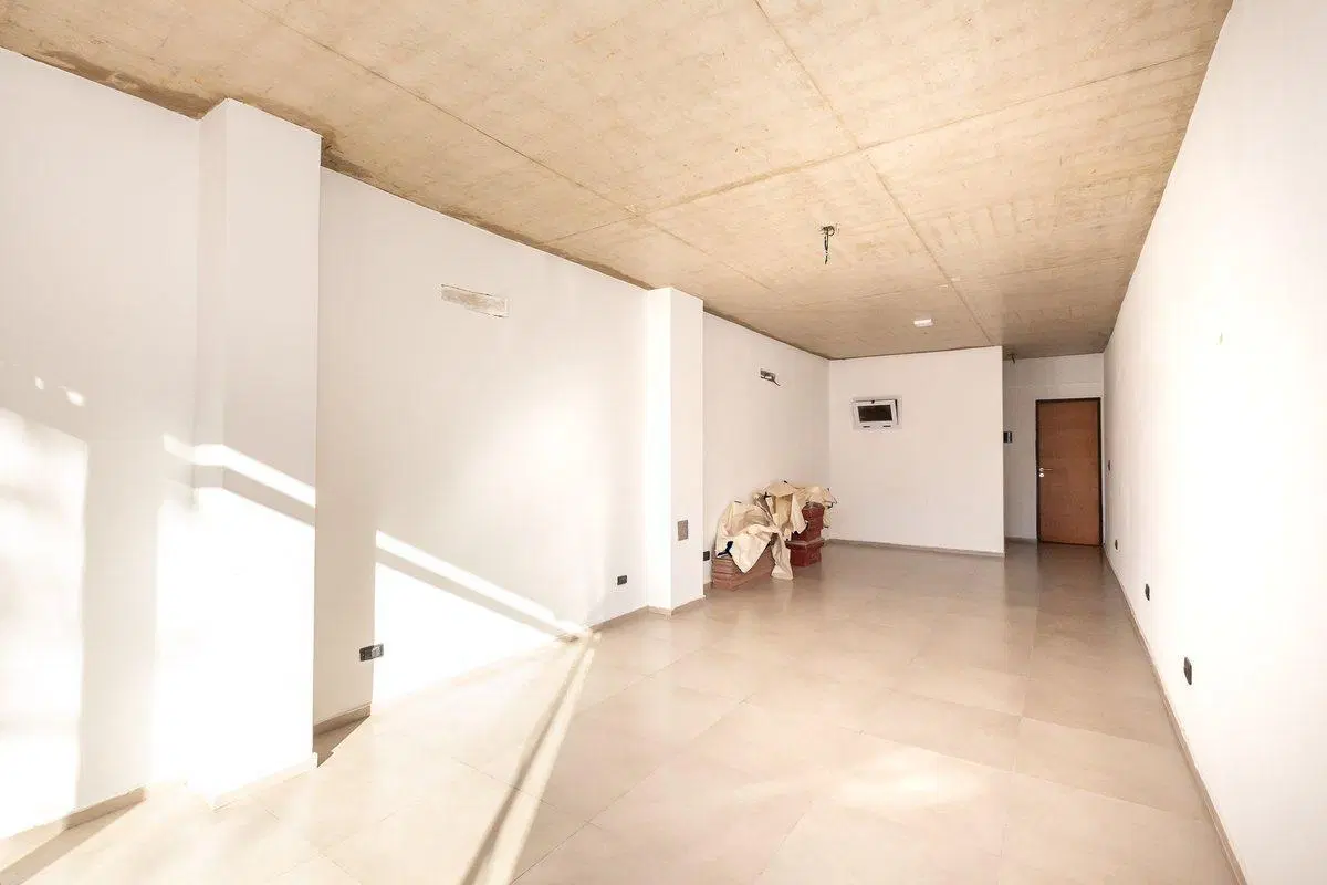 VENTA LOCAL A ESTRENAR EN CASEROS CENTRO FINANCIA 4