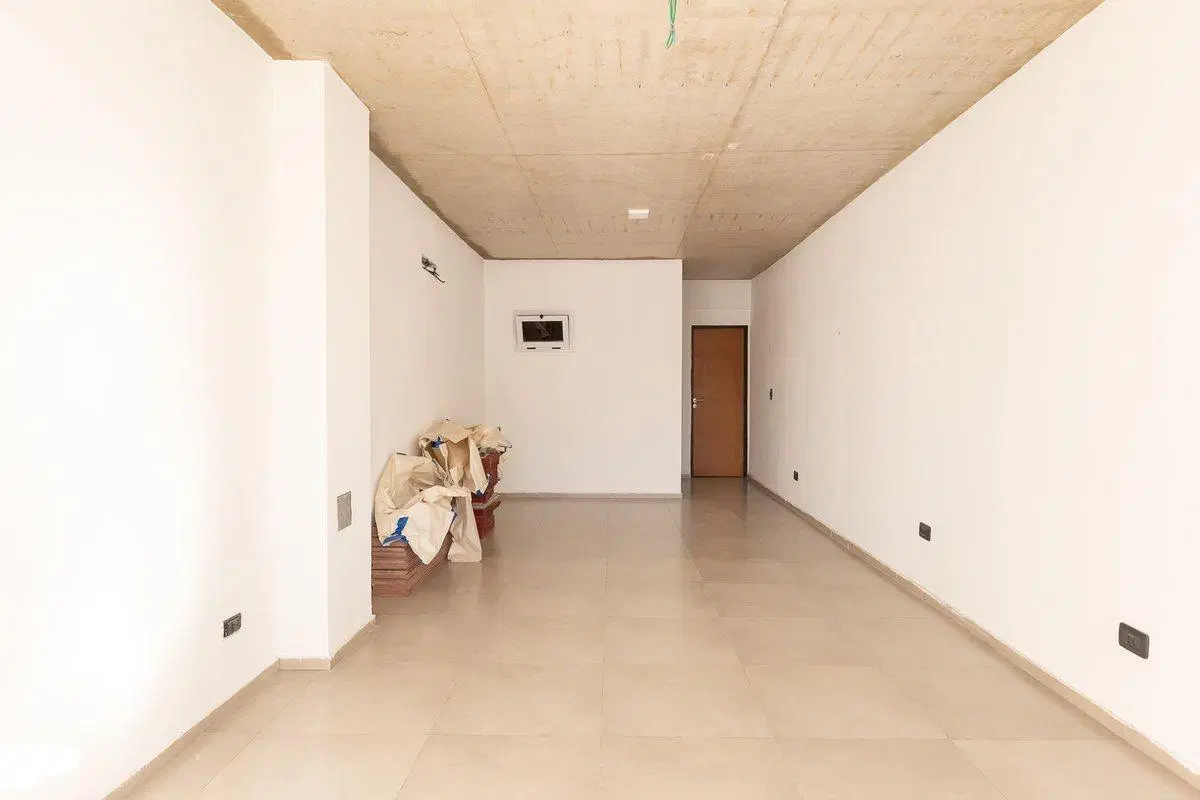 VENTA LOCAL A ESTRENAR EN CASEROS CENTRO FINANCIA 5