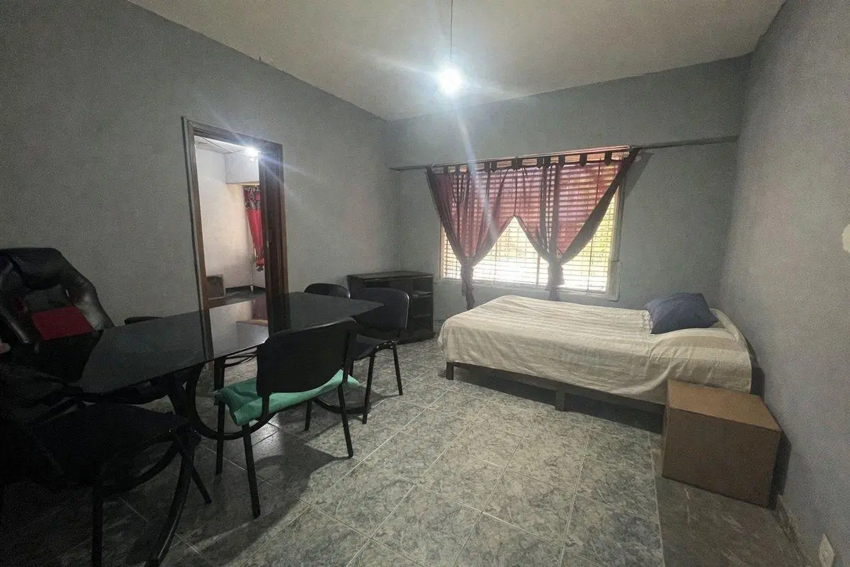 VENTA CASA 5 AMB. COCHERA PATIO PERMUTA MORON 3
