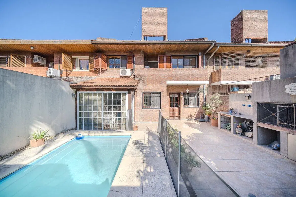 CASA 4 AMBIENTES CON PISCINA - BARRIO MURIALDO 4