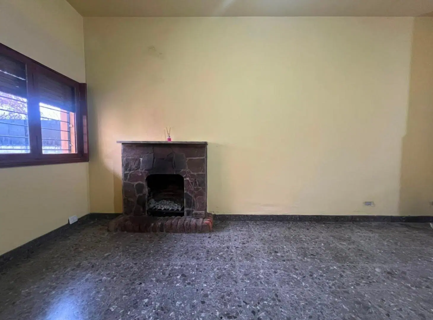 VENTA CASA 3 AMB. COCHERA GALPON APTO CREDITO 4