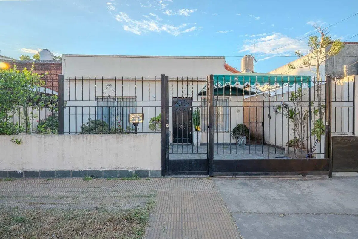 PH Tipo casa  3 Amb Frente c/Jardín y Cochera. 3
