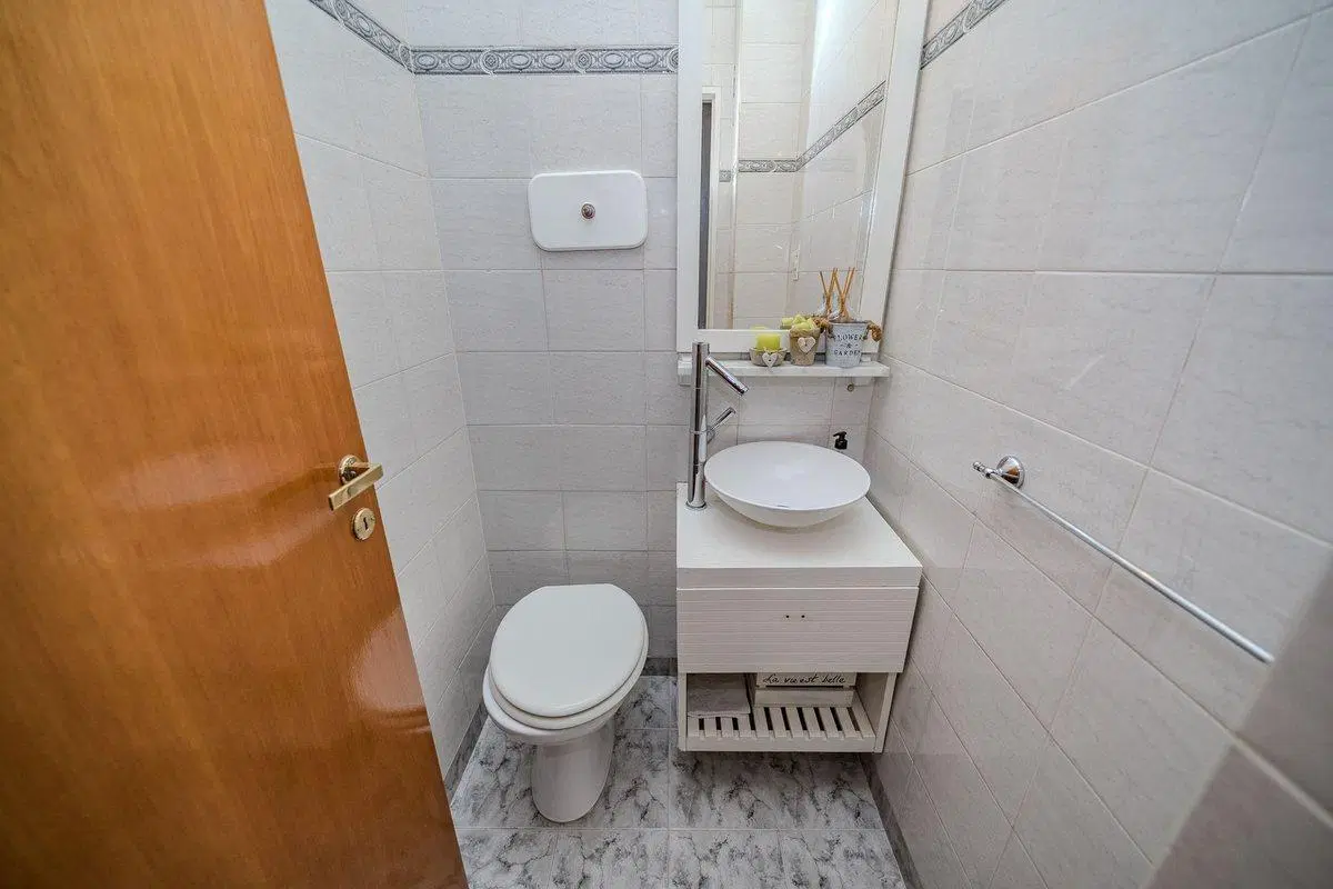 TRIPLEX 4 AMBIENTES CON COCHERA Y PILETA - CASEROS 5