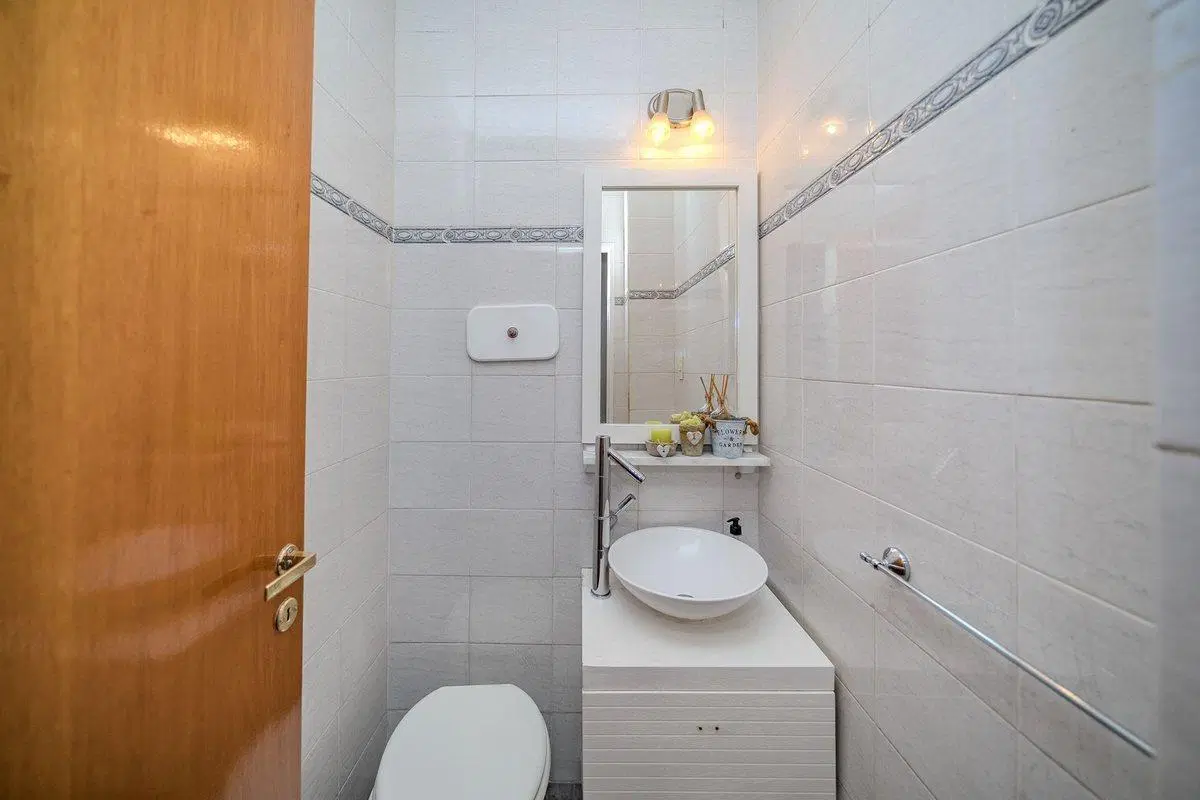 TRIPLEX 4 AMBIENTES CON COCHERA Y PILETA - CASEROS 2