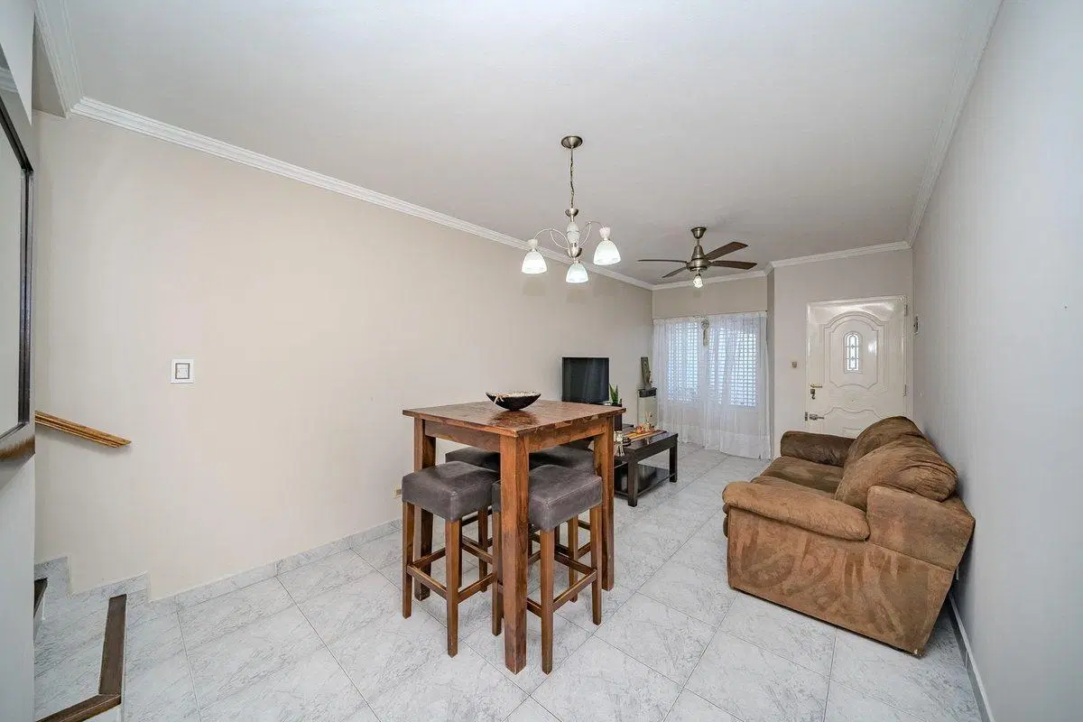 TRIPLEX 4 AMBIENTES CON COCHERA Y PILETA - CASEROS 3