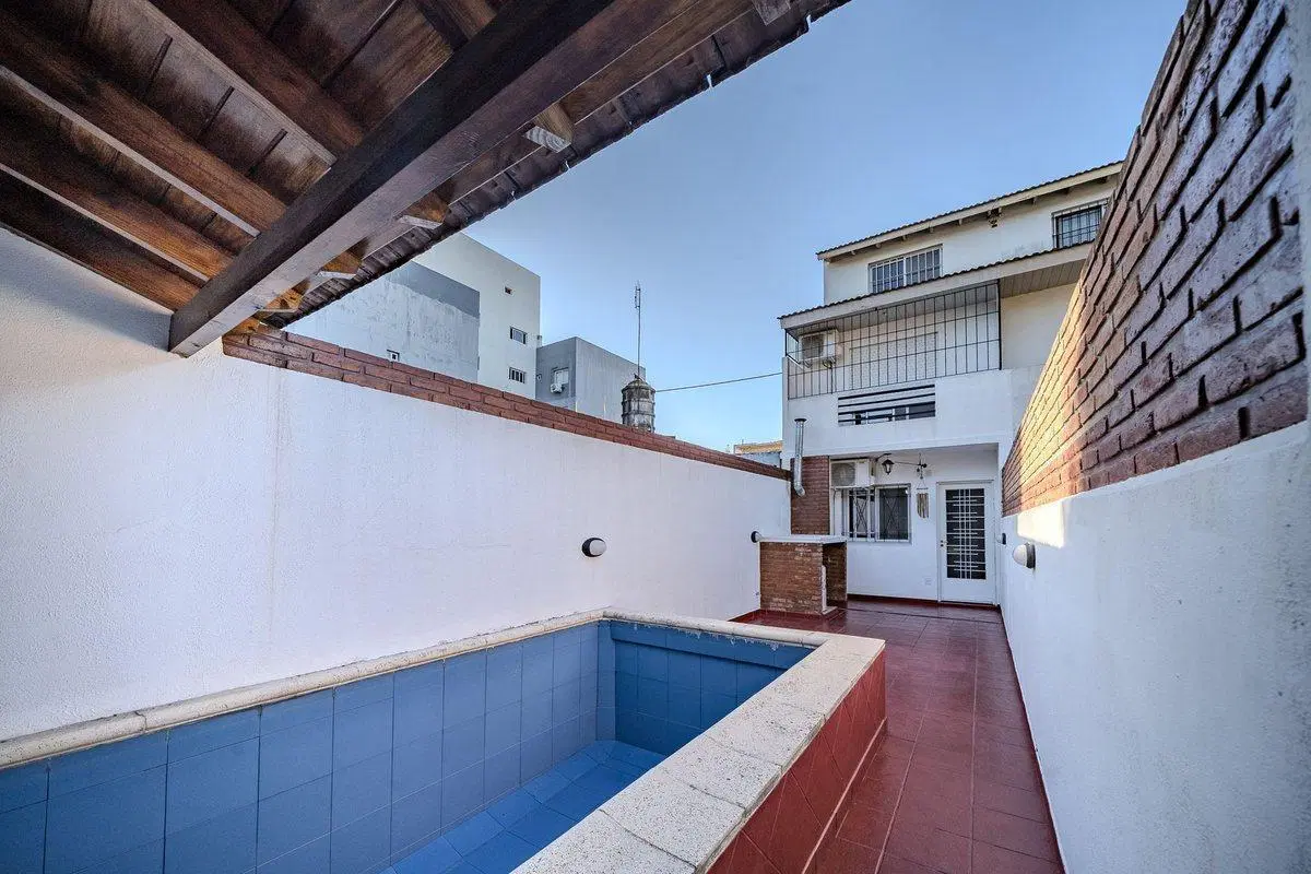 TRIPLEX 4 AMBIENTES CON COCHERA Y PILETA - CASEROS 4