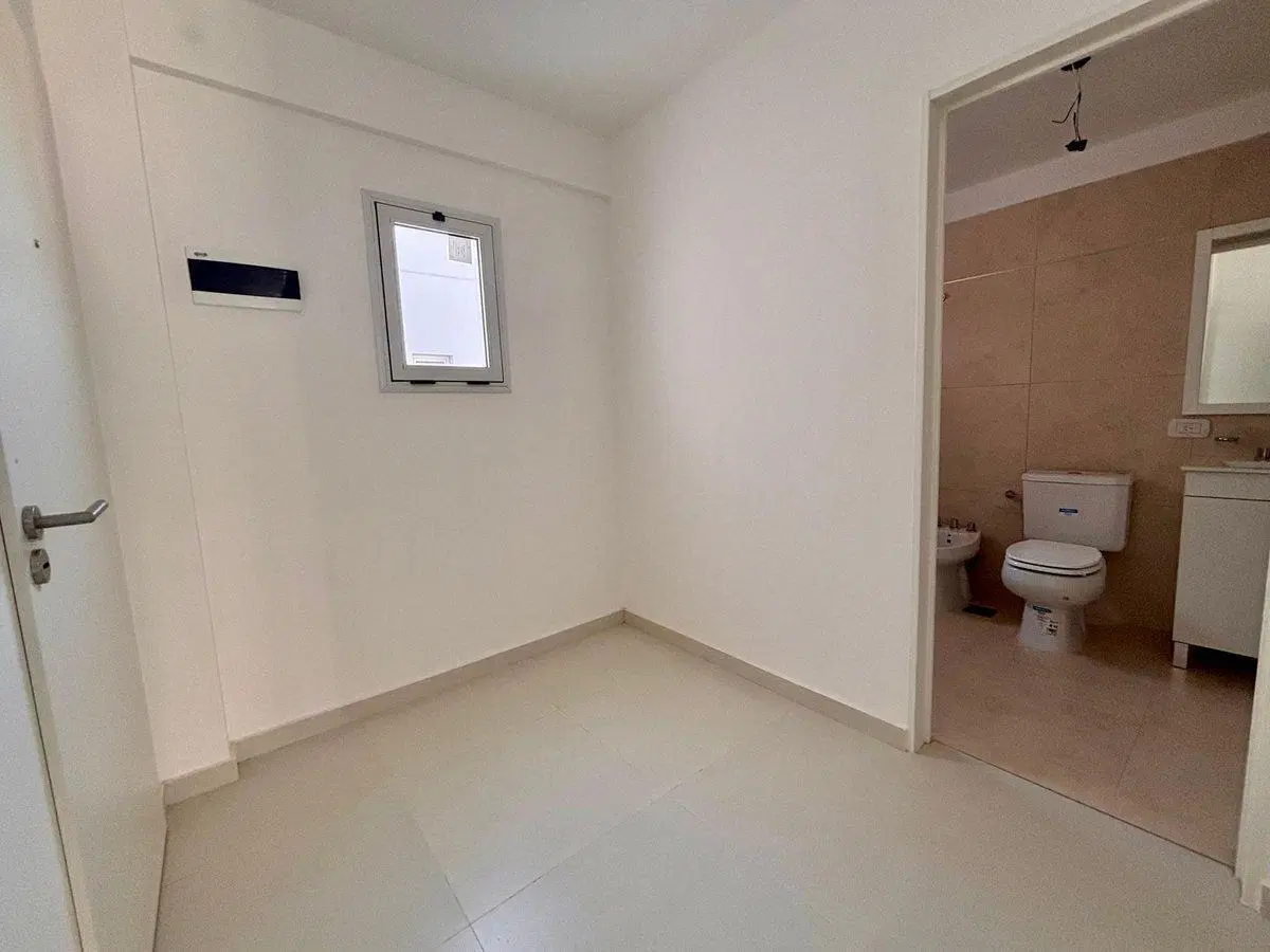 VENTA DE AMPLIO DEPARTAMENTO MONOAMBIENTE-MORON 3