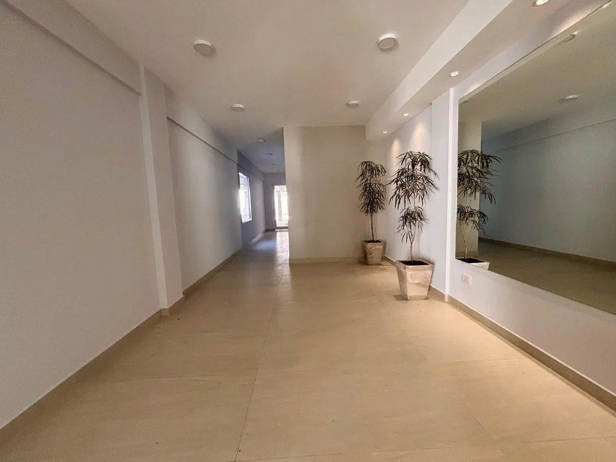 VENTA DE AMPLIO DEPARTAMENTO MONOAMBIENTE-MORON 2