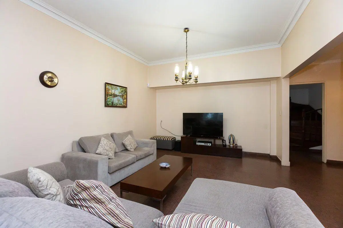 VENTA CASA EN CASEROS C/ COCHERA Y PATIO - PERMUTA 5