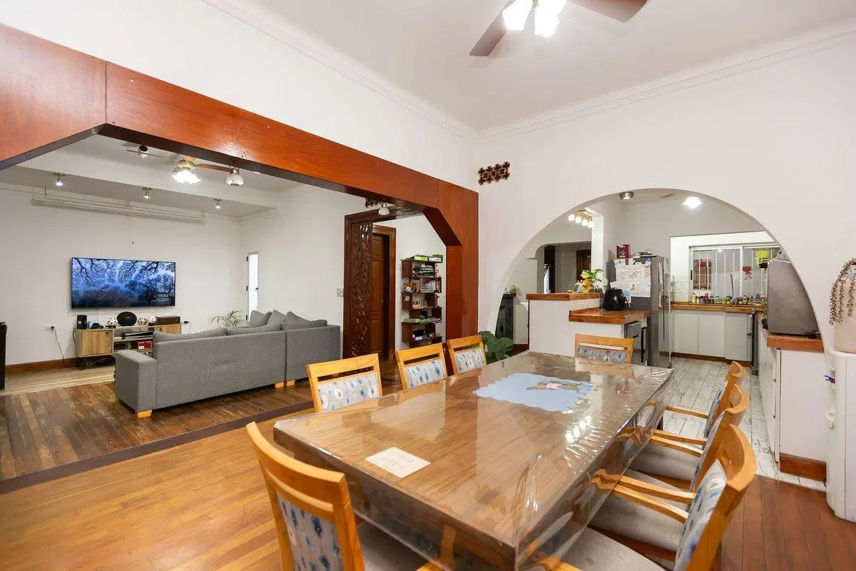 VENTA DE CASA EN HURLINGHAM CON PILETA Y GARAGE 2
