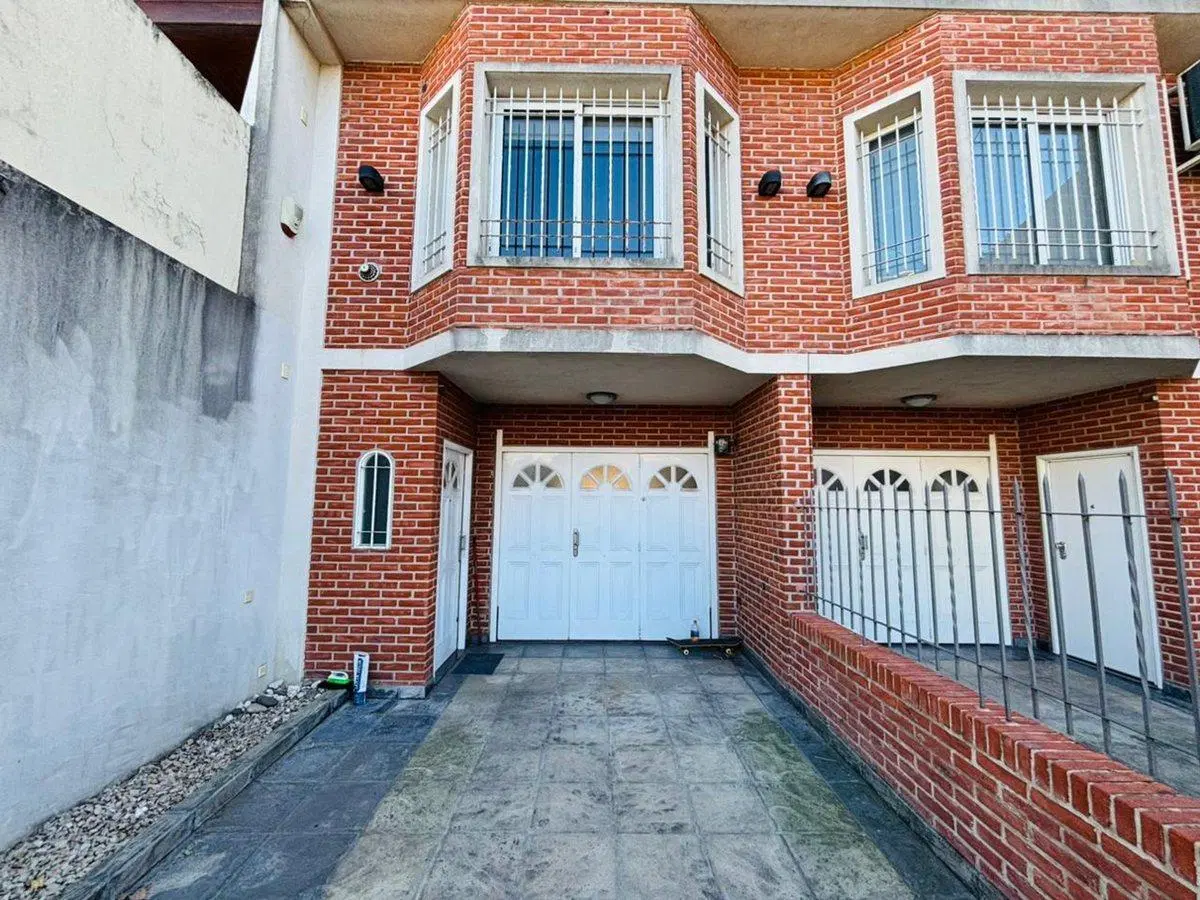 DUPLEX 4 AMB BARRIO GUEMES COCHERA JARDIN PARRILLA 2