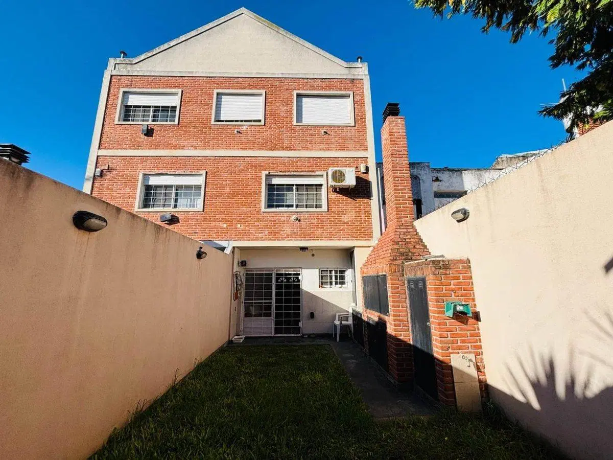 DUPLEX 4 AMB BARRIO GUEMES COCHERA JARDIN PARRILLA 4