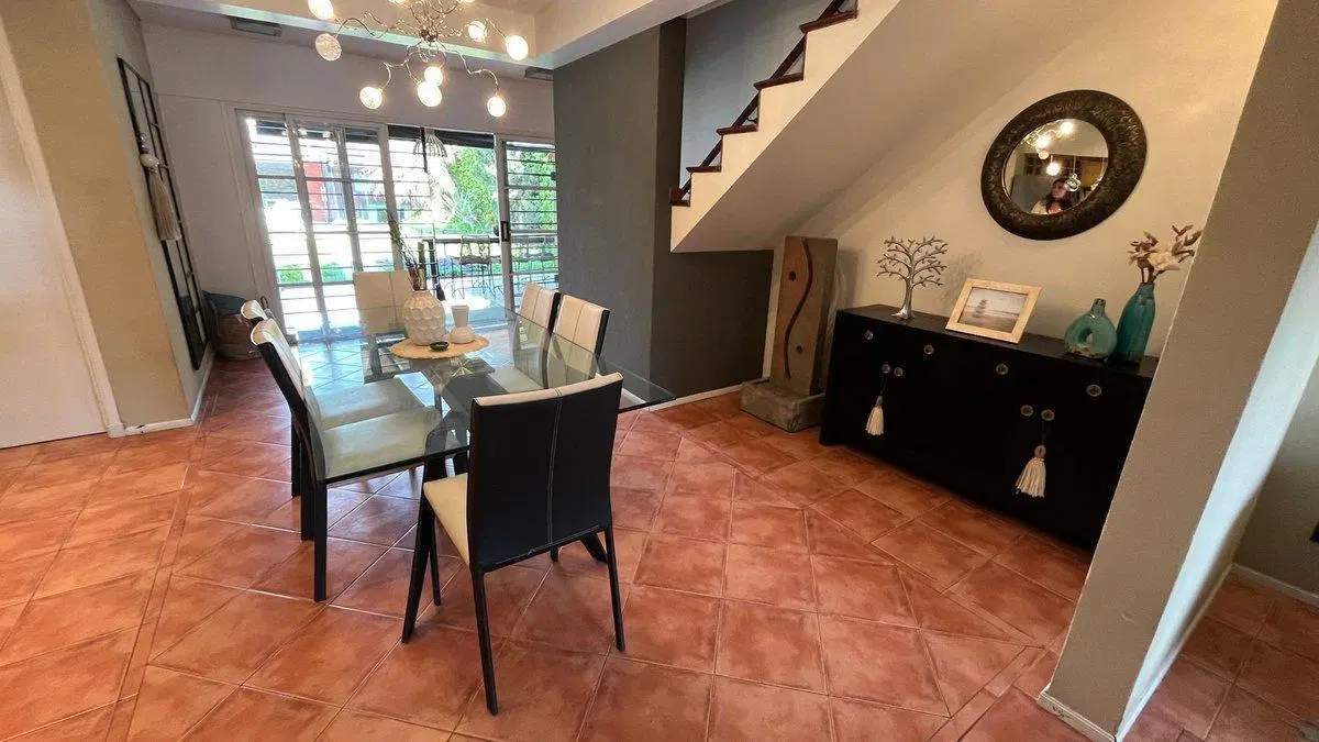 CASA EN ITUZAINGO CON PARQUE Y PILETA PERMUTA 3