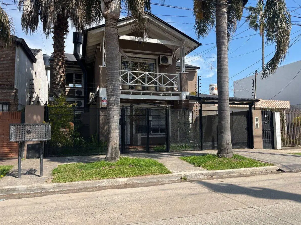 CASA EN ITUZAINGO CON PARQUE Y PILETA PERMUTA 2