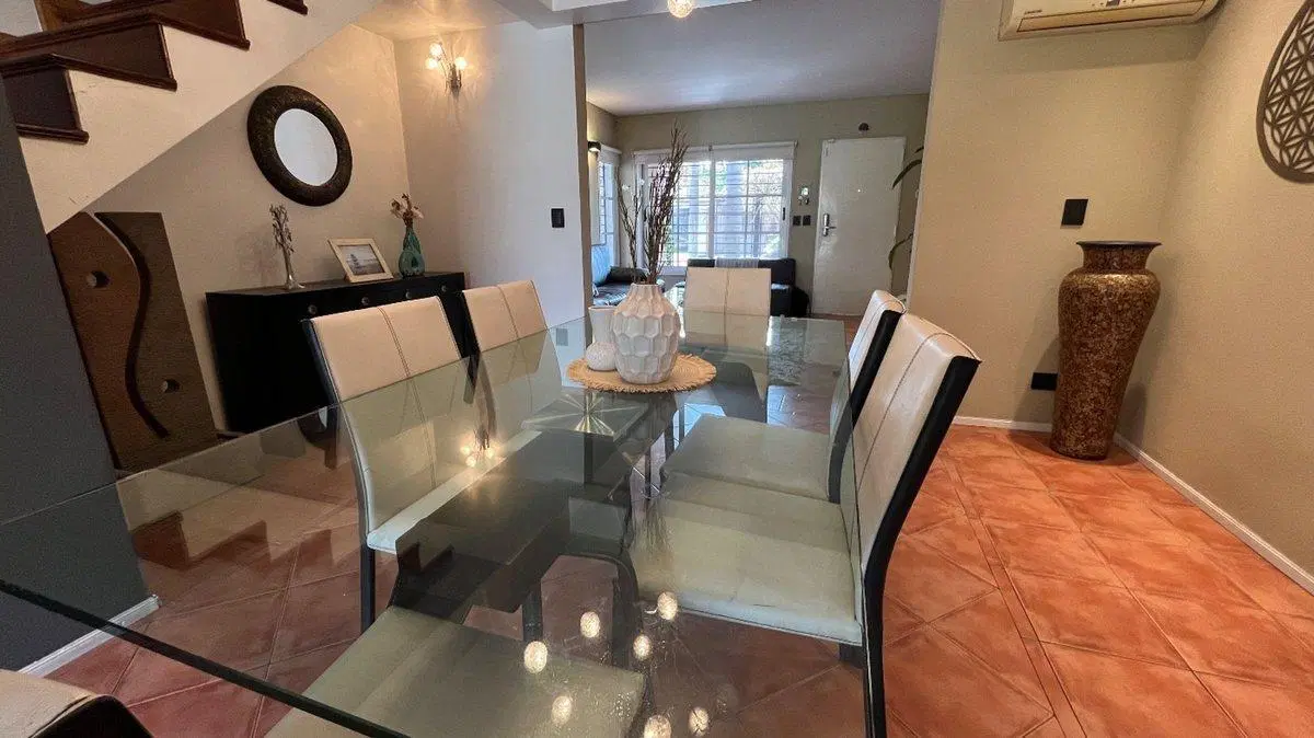 CASA EN ITUZAINGO CON PARQUE Y PILETA PERMUTA 4