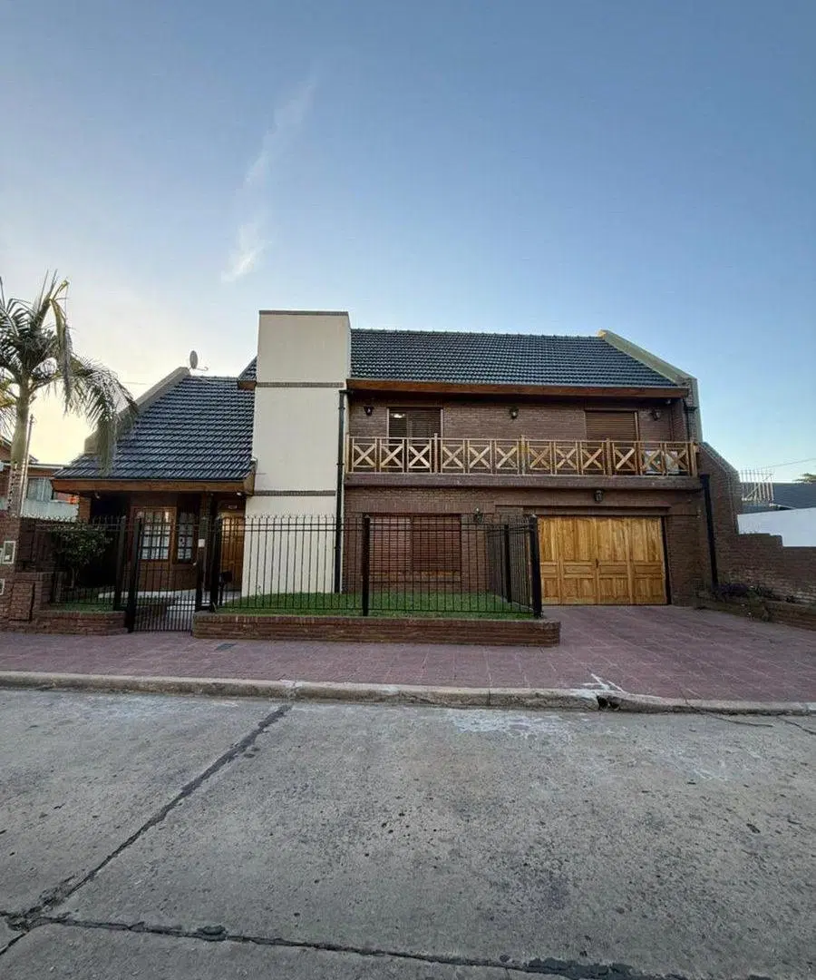 CASA DE CATEGORIA EN CIUDAD JARDIN 6 AMBIENTES 3