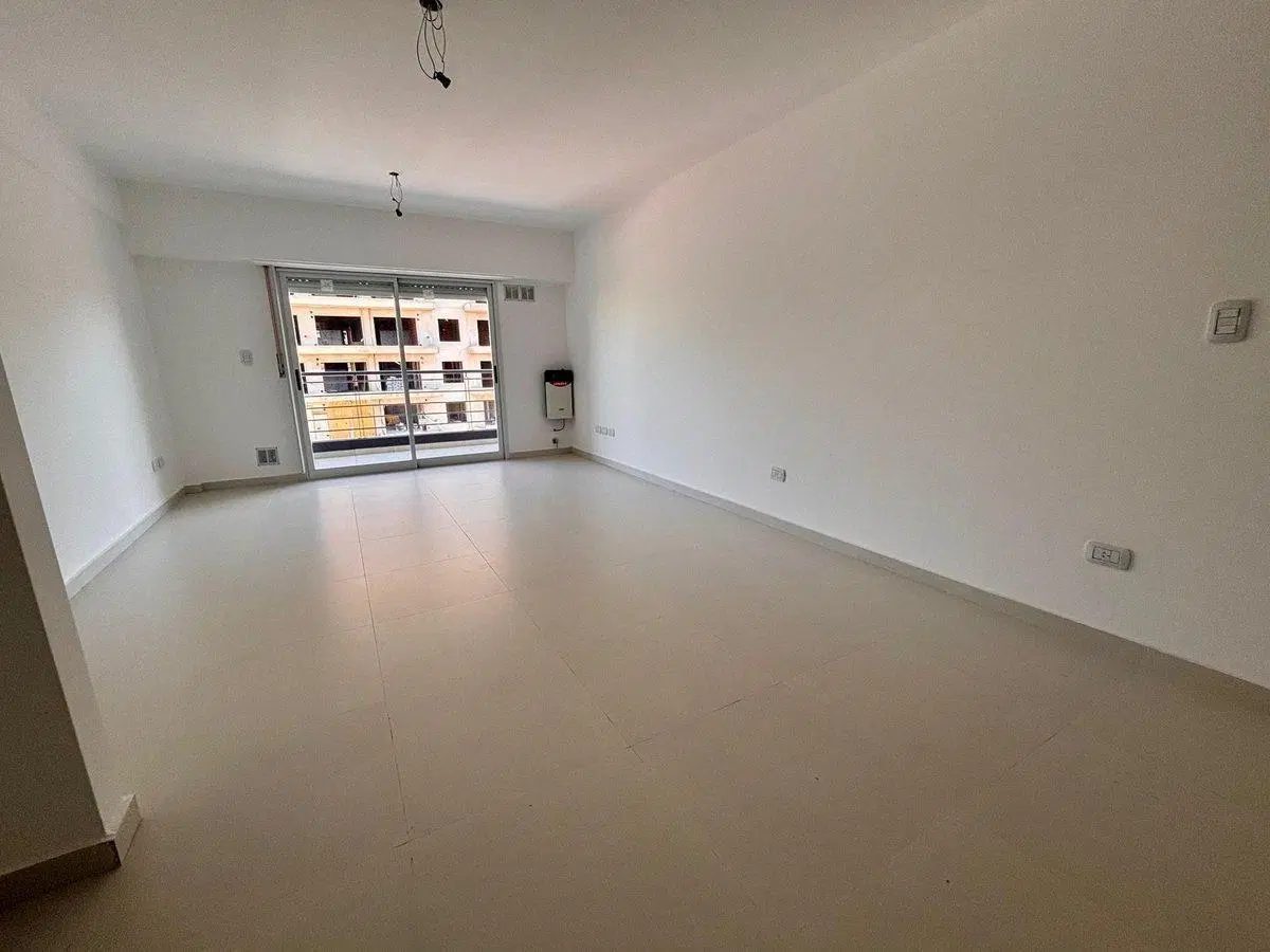 VENTA DE AMPLIO DEPARTAMENTO MONOAMBIENTE-MORON 5