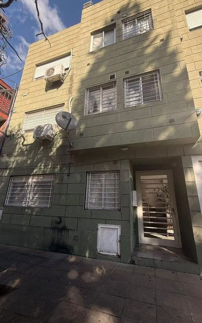 VENTA DEPTO 2 AMB C/BALCON Y COCHERA-CASEROS 8