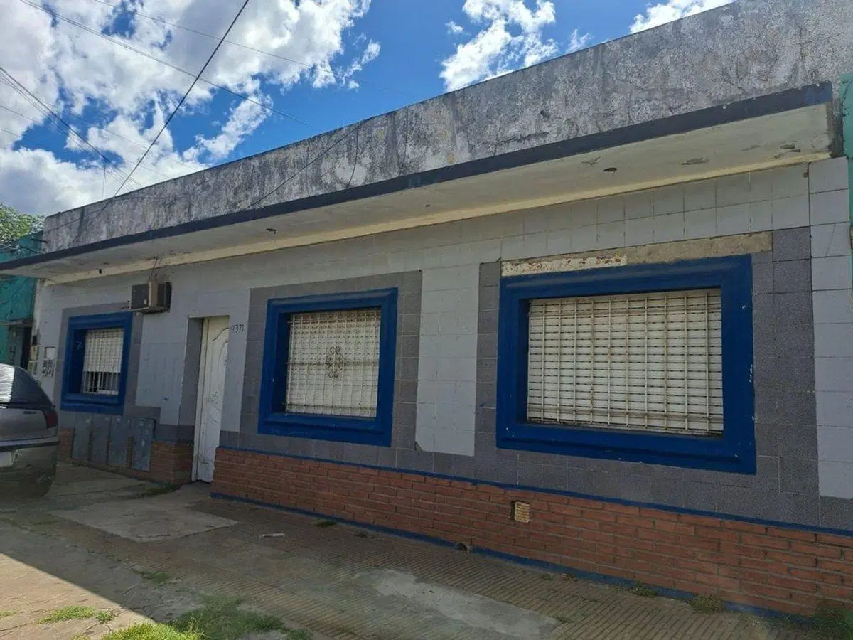 VENTA CASA/LOTE CON 5 DEPARTAMENTOS EN MERLO...... 2