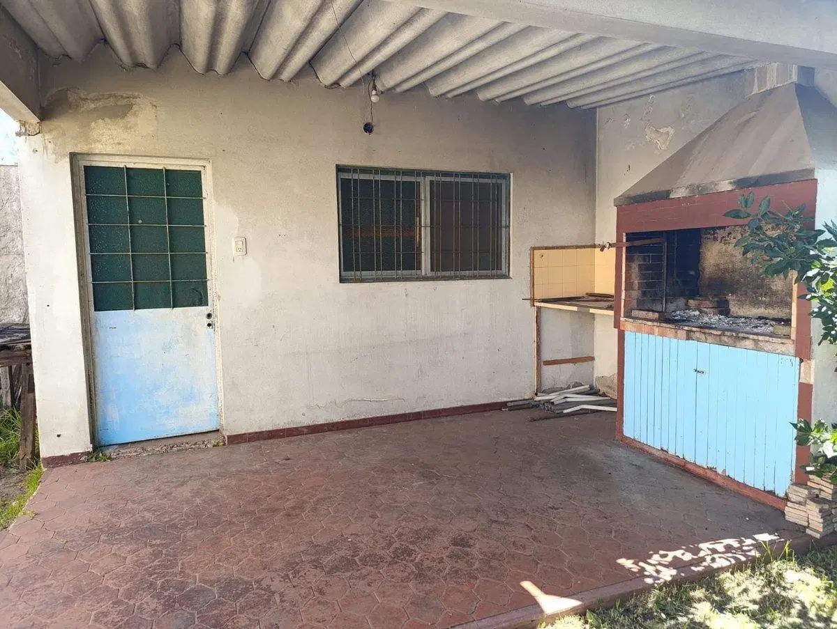 VENTA CASA 3 AMB CON PARQUE EN CASEROS 8